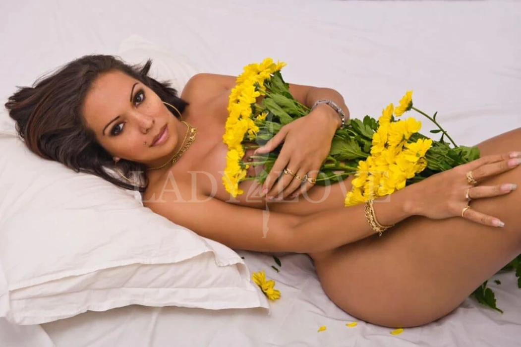 Escort Model photos TS FLAVIA x