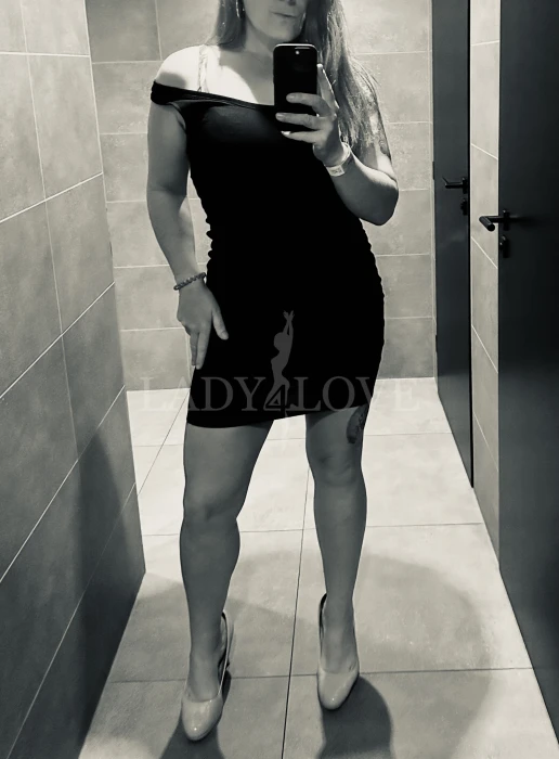 Escort Model photos Mandi Kiss