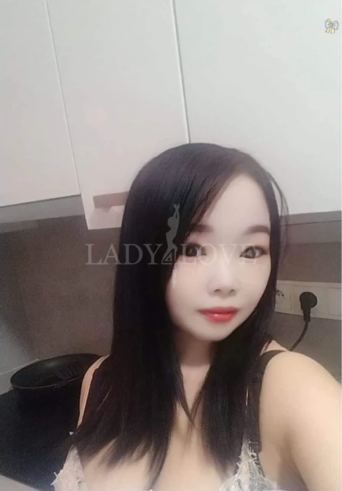 Escort Model photos Xin