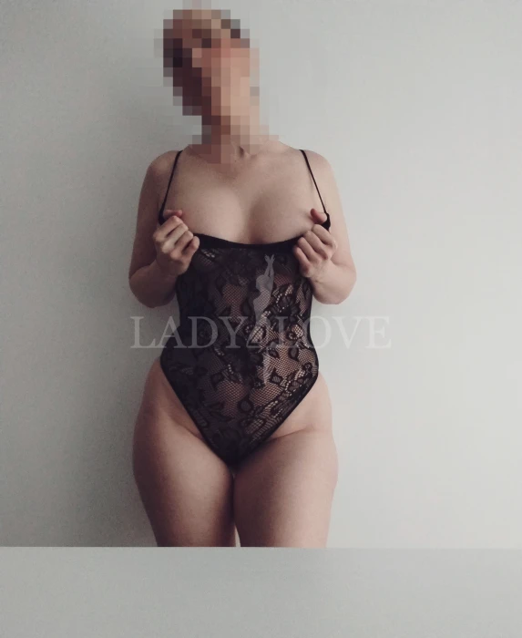 Escort Model photos Lussy