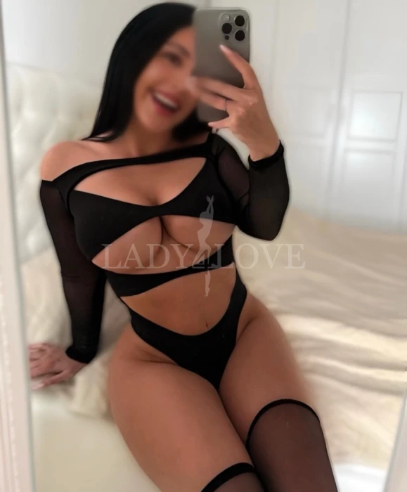 Escort Model photos AISHA