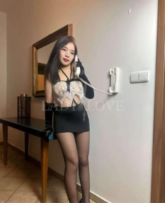 Escort Model photos Lil