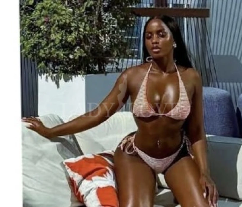 Escort Model photos Ariana