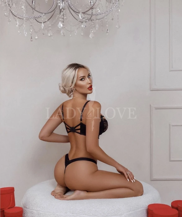 Escort Model photos Emma