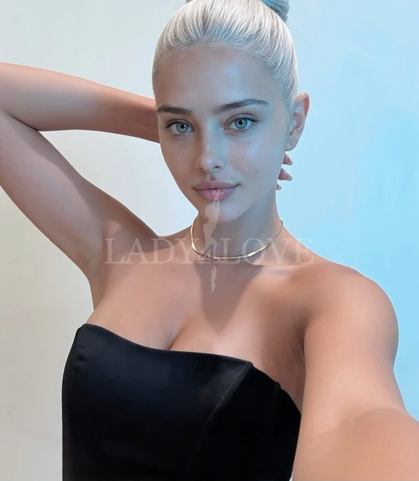 Escort Model photos Karolina