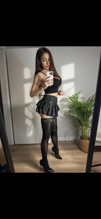 Escort Model photos NELLY