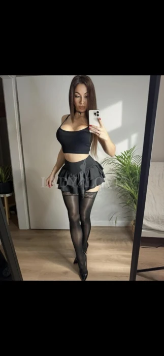Escort Model photos NELLY